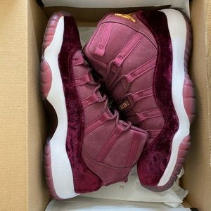 Jordan Retro 11 “Red Velvets” GS size 7